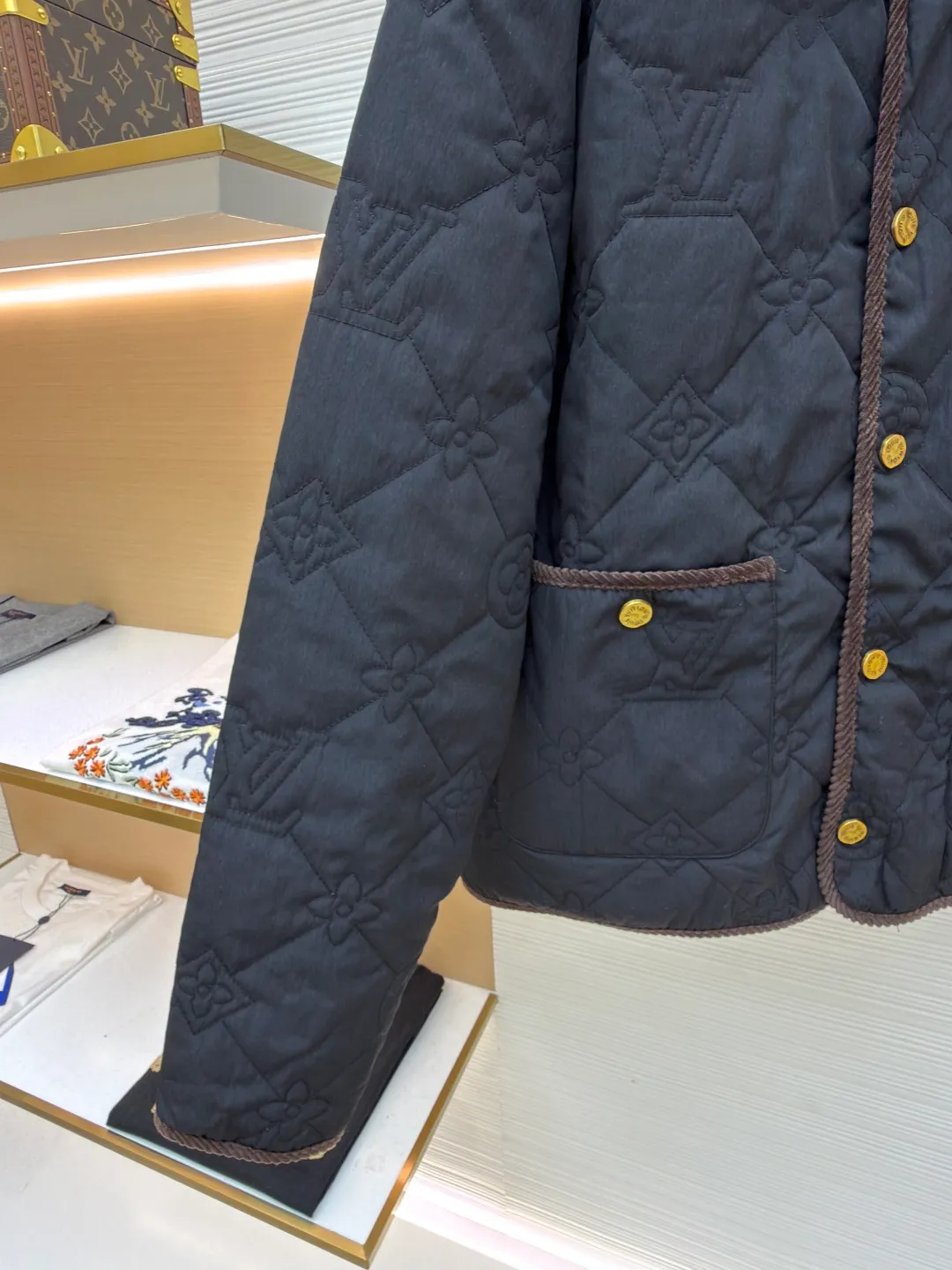 LOUIS VUITTON x Tyler spliced fitted lapel jacket ●Item number: 1681561-B15 ●Material: cotton fabric ●Technology: positioning cutting machine ●Color: black ●Version: fitted version ●Weight: about 545g ●Size: 44-46-48-50 ●Description: The padded cotton jacket uses a lightweight design to control the changing seasons, showing the bright style of the brand's collaboration with Tyler, full-width Monogram Cray graphic quilting adds elegance, while contrasting corduroy collar and trim add a preppy feel. Allover embroidered quilting with corduroy collar and trim, snap closure at front, front pockets with velvet trim and snap buttons, lining, and a great upper! The overall wiring is straight and delicate, the fabric is comfortable and soft, and the color is consistent without color difference. It can be matched with the same style to create a fashionable look and control various occasions. Customized accessories, complete with three standards, same style for men and women!